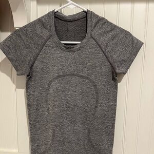 Lululemon Swiftly Tech Short-Sleeve Shirt 2.0 Hip Length size 4